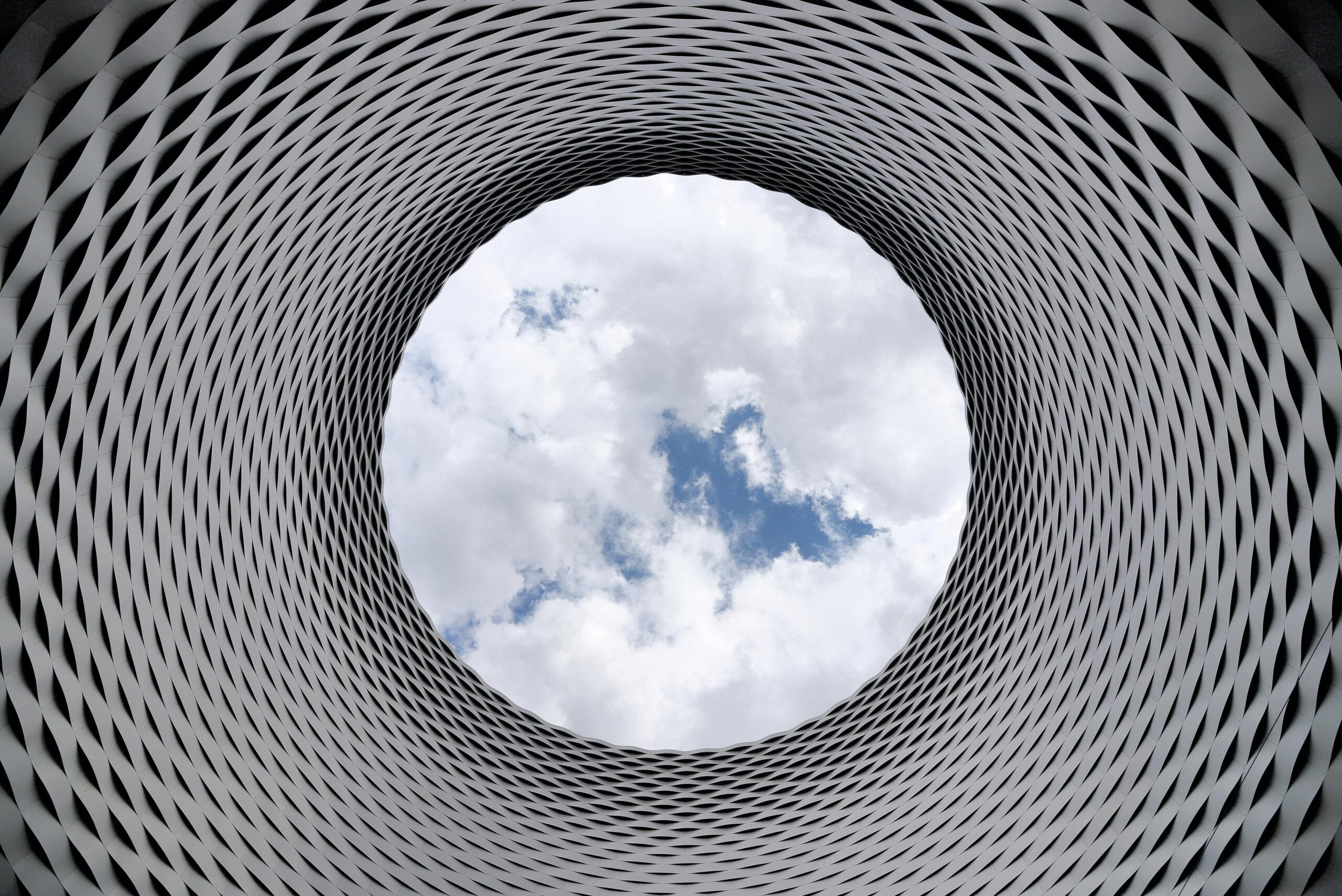 Low Angle Fotografie Des Grauen Und Schwarzen Tunnels Mit Blick Auf Weißen Bewölkten Und Blauen Himmel