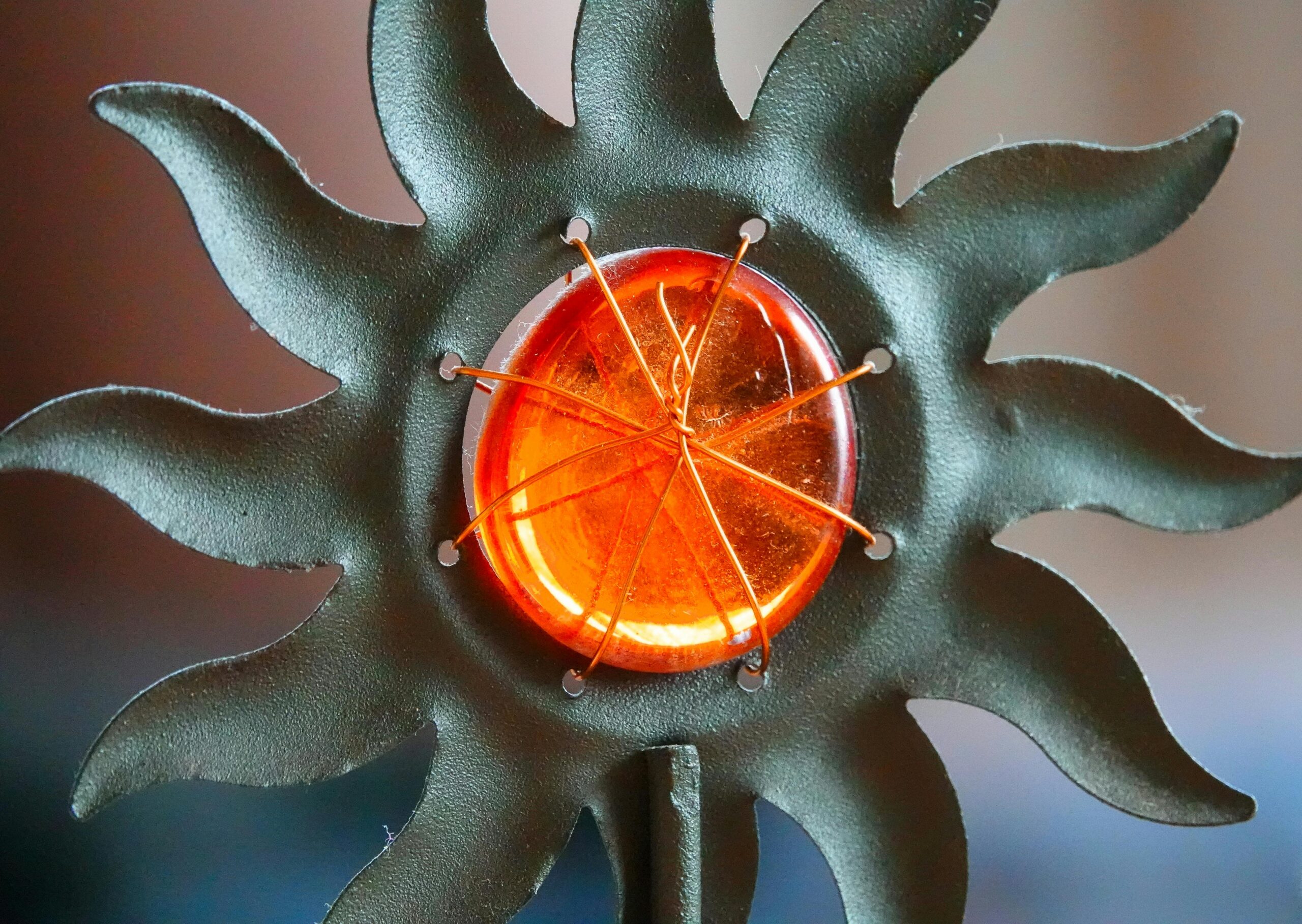 Nahaufnahme Einer Künstlerischen Sonnenskulptur Aus Metall