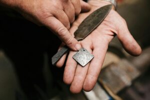 Mehr über den Artikel erfahren Metallkunst: Definition, Geschichte und Techniken